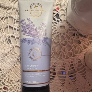 NEW BATH & BODY WORKS Lavender Vanilla Moisturizing Body Wash - 10 oz